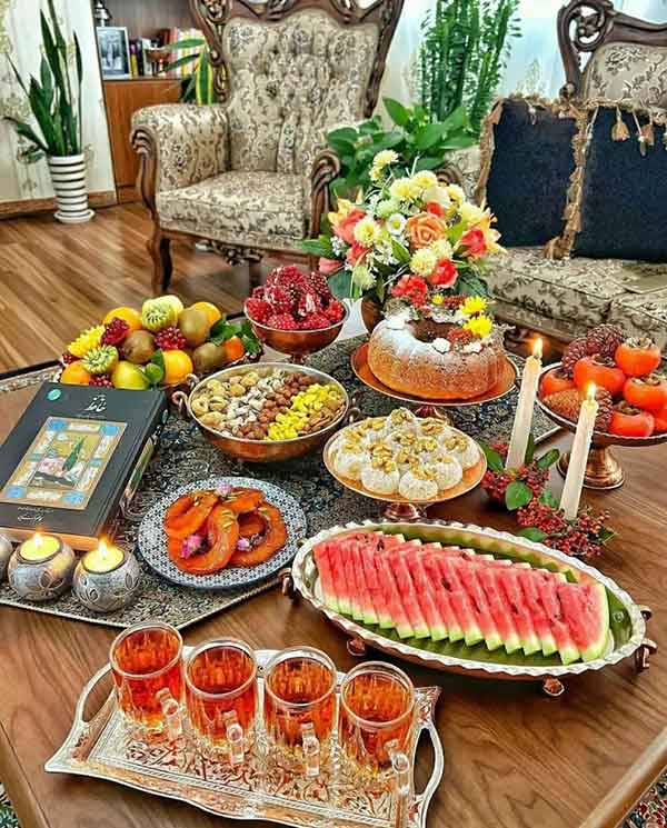 تزیین میز شب یلدا 2024؛ با این این ایده ها می‌تونید یه میز یلدایی شیک داشته باشید