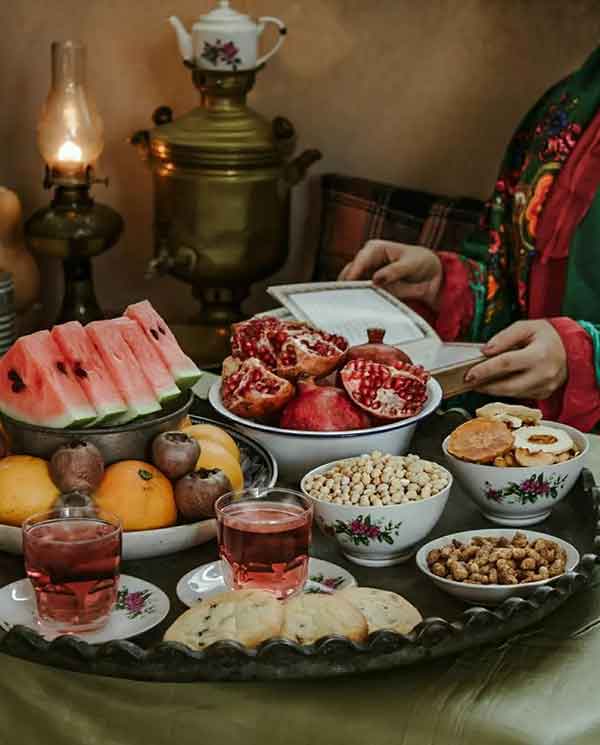 تزیین میز شب یلدا 2024؛ با این این ایده ها می‌تونید یه میز یلدایی شیک داشته باشید