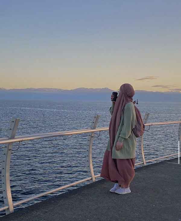 عکس دختر چادری از پشت سر