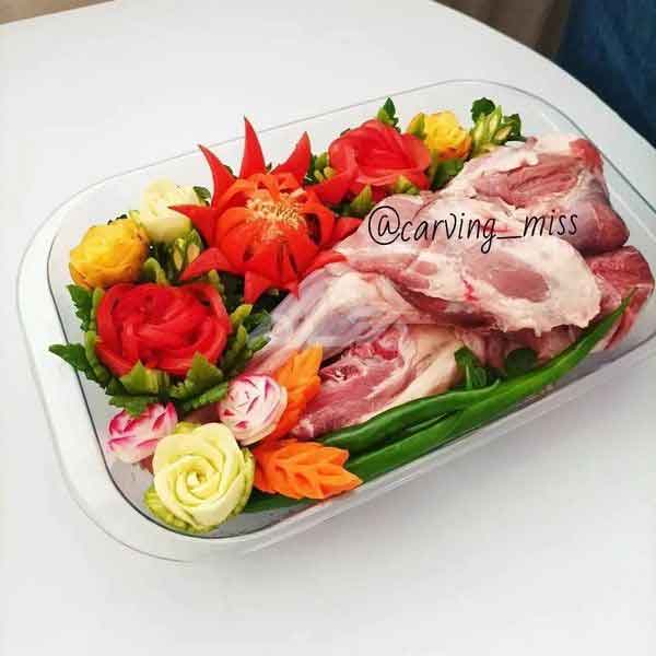 “تزیین گوشت برای عید قربان عروس” 2024 داخل استند, سبد, سینی با گل و سبزیجات 