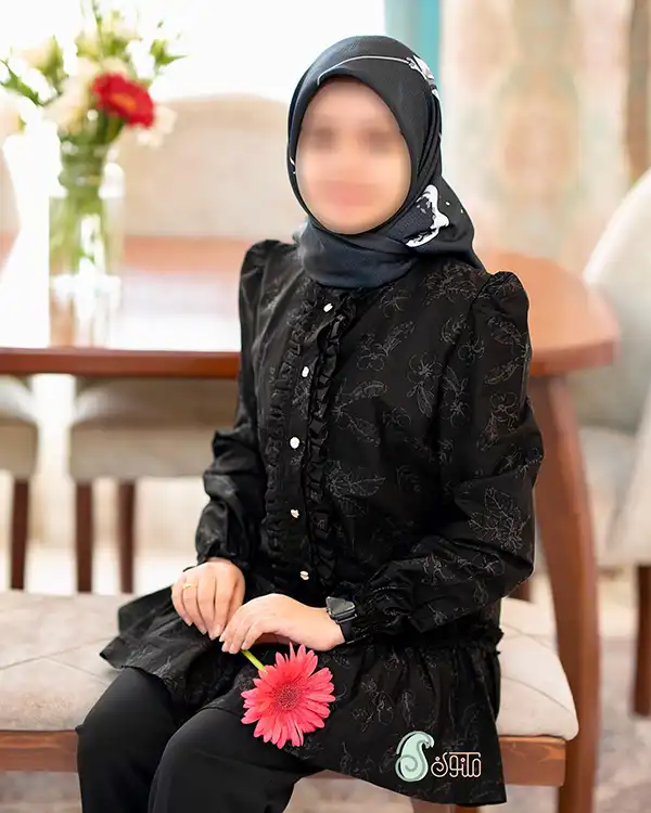 100 مدل شومیز مشکی 2025؛ جدیدترین بلوز مشکی زنانه برای محرم [مجلسی ساده]